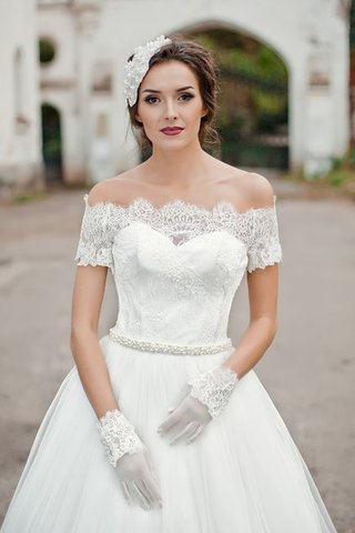 Robe de mariée ligne a longueru au niveau de sol avec manche courte avec lacets en organza