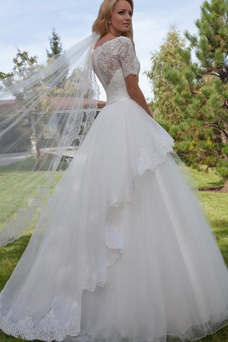 Robe de mariée longue romantique a salle intérieure en plein air avec décoration dentelle