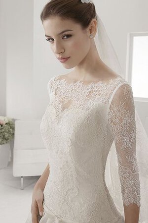 Robe de mariée romantique avec décoration dentelle ligne a ceinture en étoffe avec ruban