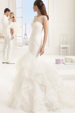 Robe de mariée romantique exceptionnel avec perle dans l'eglise bucolique