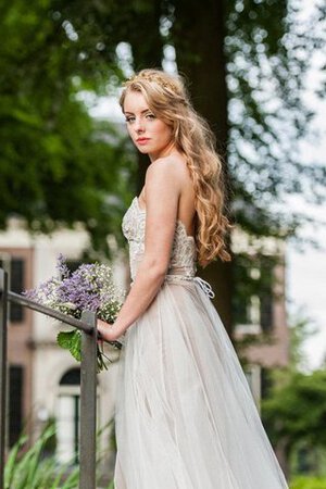 Robe de mariée facile nature de bustier avec décoration dentelle en plage