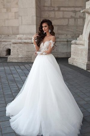 Robe de mariée delicat textile en tulle col ras du cou epaule nue en dentelle