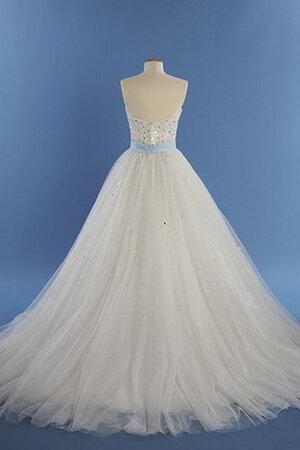 Robe de mariée elégant serieuse dans l'eglise textile en tulle avec nœud