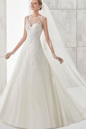 Robe de mariée classique romantique distinguee ligne a en dentelle