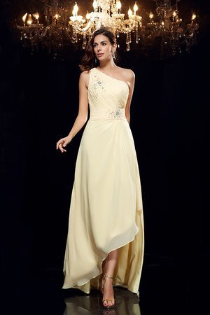 Robe de bal avec perle de princesse d'épaule asymétrique haut bas avec chiffon