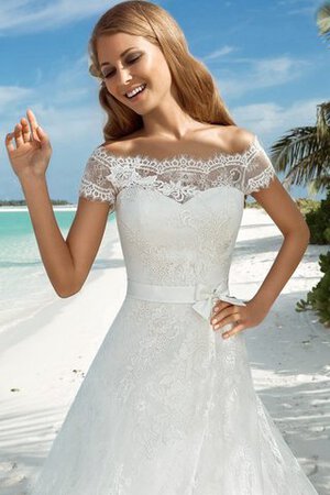 Robe de mariée boutonné avec lacets ligne a avec décoration dentelle ceinture