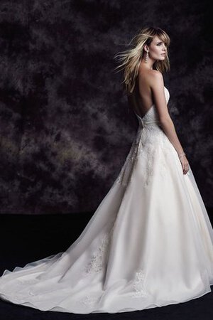 Robe de mariée à la mode serieuse en salle avec nœud en organza