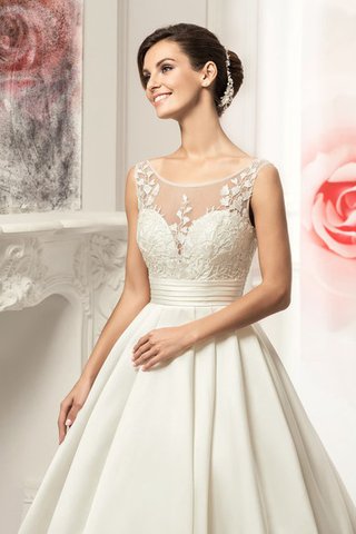 Robe de mariée naturel en satin decoration en fleur jusqu'au sol col en v foncé