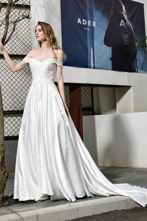 Robe de mariée avec décoration dentelle délicat delicat naturel serieuse