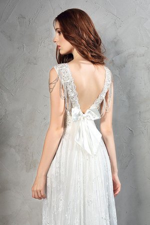 Robe de mariée longue de traîne moyenne bandouliere spaghetti ligne a manche nulle