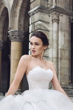 Robe de mariée jusqu'au sol ruchés plongeants a-ligne avec cristal en tulle