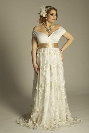 Robe de mariée derniere tendance distinguee appliques ceinture en étoffe de traîne courte