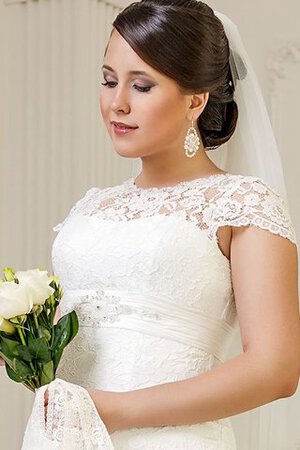 Robe de mariée classique avec perle au niveau de cou avec manche courte avec lacets