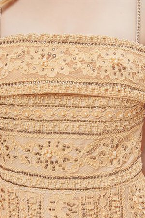 Robe de bal glamour avec décoration dentelle moderne romantique distinguee