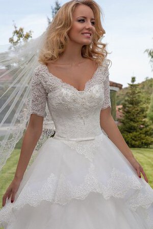 Robe de mariée longue romantique a salle intérieure en plein air avec décoration dentelle