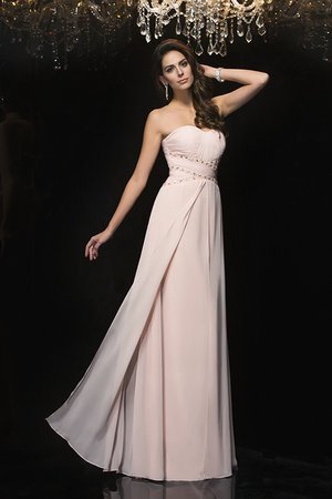 Robe de bal avec lacets jusqu'au sol ligne a manche nulle avec chiffon