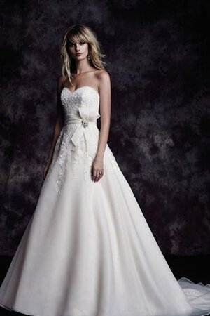 Robe de mariée à la mode serieuse en salle avec nœud en organza