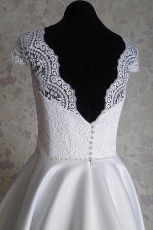 Robe de mariée avec bouton en dentelle col en bateau jusqu'au mollet en satin