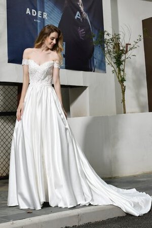 Robe de mariée avec décoration dentelle délicat delicat naturel serieuse