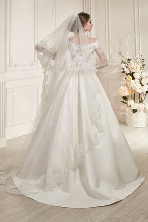 Robe de mariée plissage longueru au niveau de sol avec perle de col bateau de traîne courte