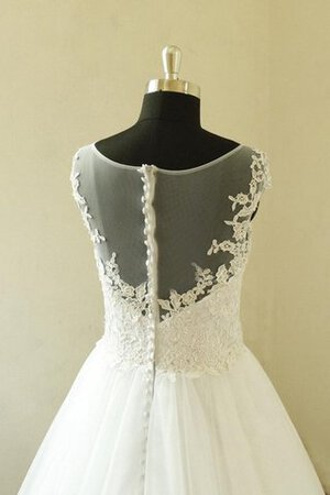 Robe de mariée sage col en bateau en tulle avec décoration dentelle a plage