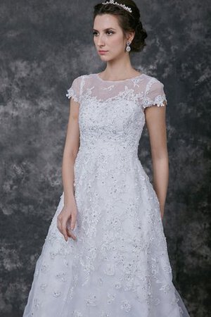 Robe de mariée intemporel col en bateau boutonné ligne a en dentelle