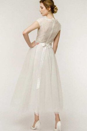 Robe de mariée ligne a decoration en fleur avec perle avec manche courte en tulle