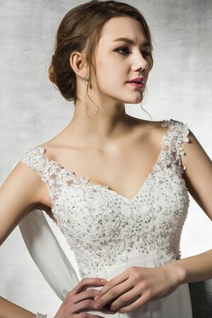 Robe de mariée distinguee avec manche courte avec perle de cape v encolure