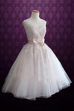 Robe de mariée bref manche nulle textile en tulle avec décoration dentelle longueur mollet