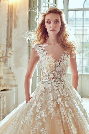 Robe de mariée sage plissé vintage decoration en fleur de traîne longue