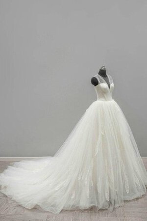 Robe de mariée fermeutre eclair longueur au ras du sol arrivée au mollet en satin v encolure