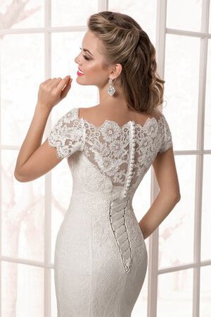 Robe de mariée charmeuse delicat boutonné avec décoration dentelle col en bateau