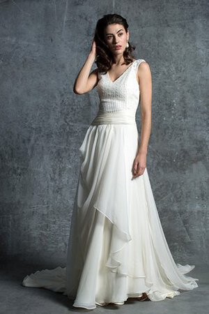 Robe de mariée charmeuse dans l'eglise pendant avec chiffon au bord de la mer