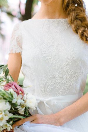 Robe de mariée distinguee facile ligne a au niveau de cou en tulle