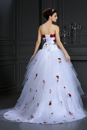 Robe de mariée longue avec lacets avec fleurs de bustier en satin