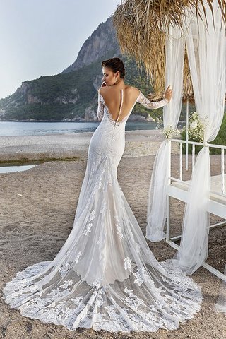 Robe de mariée attirent avec manche longue avec broderie au bord de la mer d'epaule ecrite