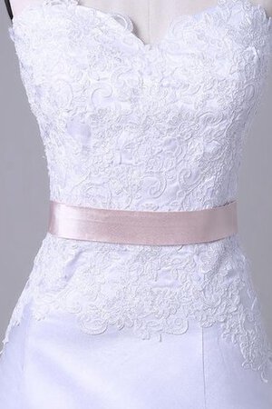 Robe de mariée en satin ligne a avec perle ceinture en étoffe decoration en fleur