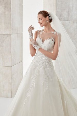 Robe de mariée classique romantique distinguee ligne a en dentelle