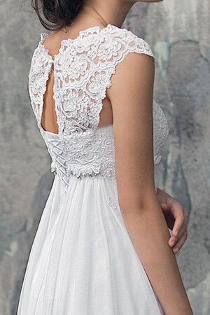 Robe de mariée nature à la mode longueru au niveau de sol decoration en fleur en plage