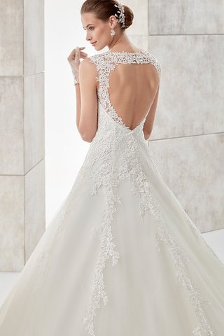 Robe de mariée classique romantique distinguee ligne a en dentelle