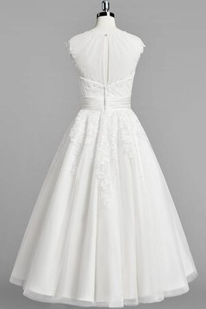 Robe de mariée ruché en dentelle avec manche épeules enveloppants ligne a au niveau de cou