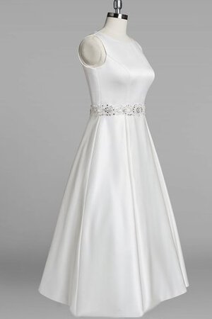 Robe de mariée avec perle au niveau de cou en satin ligne a avec décoration dentelle