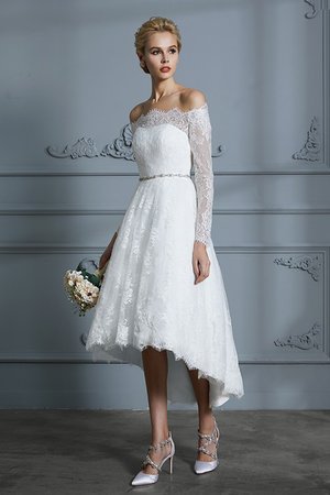 Robe de mariée d'epaule ajourée a-ligne de princesse asymétrique gracieux