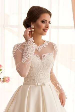 Robe de mariée longue discrete en satin appliques de traîne courte