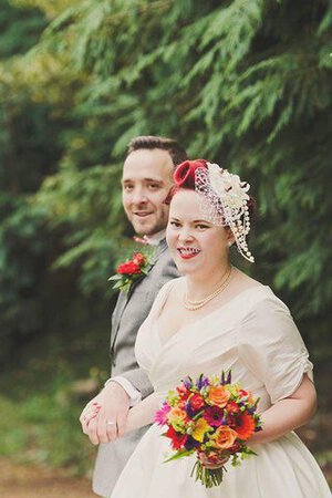 Robe de mariée nature en satin avec décoration dentelle jusqu'au mollet avec manche courte