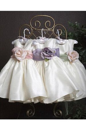 Robe cortège fille longue ligne a de col bateau avec fleurs longueru au niveau de sol
