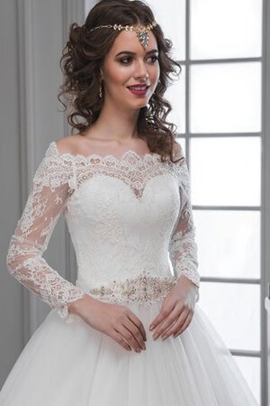 Robe de mariée longue avec manche longue epaule nue ligne a de traîne mi-longue