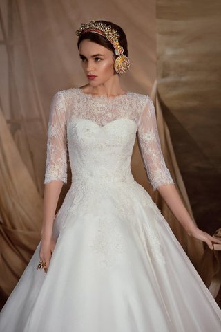 Robe de mariée naturel modeste col en bateau avec décoration dentelle de traîne mi-longue