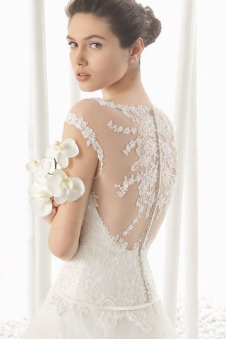 Robe de mariée delicat solennelle pendant avec décoration dentelle avec mousseline