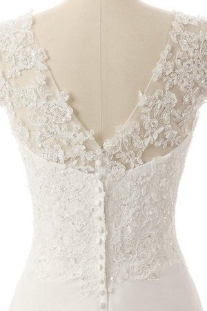 Robe de mariée classique avec broderie appliques avec fleurs col en forme de cœur